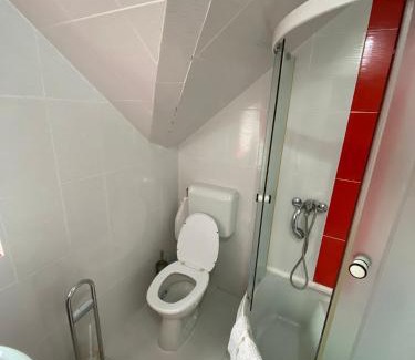 Turnu Magurele House | Cosy bedroom for 2 with Balcony in a Family Villa