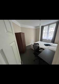 Furzedown House | Cosy Bedroom in Tooting