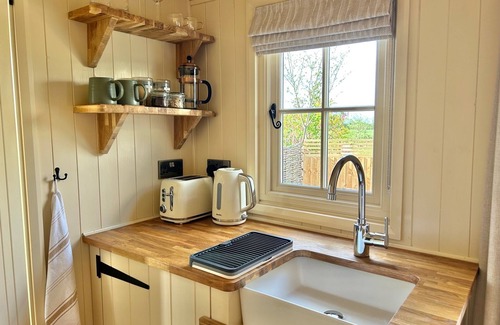 Cambridge Cabin | Cosy, boutique Shepherd's Hut near Cambridge; free bicycles
