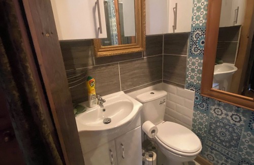 Greasby Apartment | Cosy boutique style space. Close to country pub. Direct bus route to Liverpool.