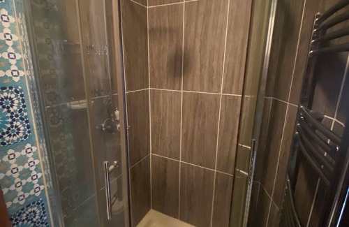 Greasby Apartment | Cosy boutique style space. Close to country pub. Direct bus route to Liverpool.