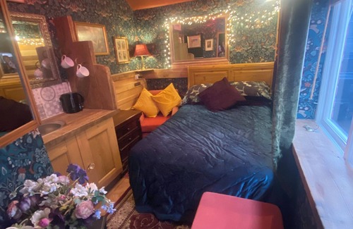 Greasby Apartment | Cosy boutique style space. Close to country pub. Direct bus route to Liverpool.