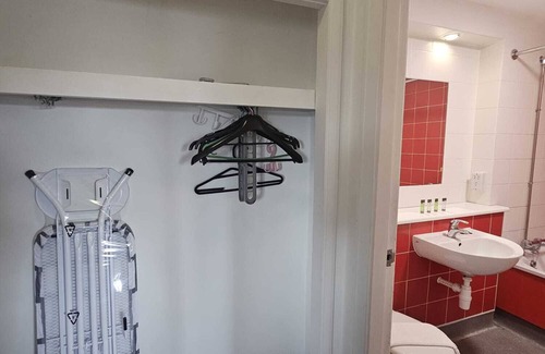 Coventry City Centre Apartment | Cosy & Bright Budget Studio in Central Coventry