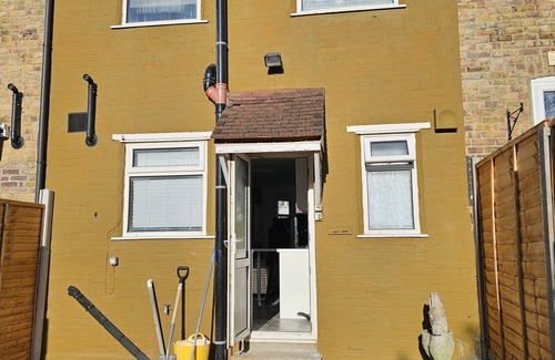 Chatham House | Cosy Bright Luxury Modern 3 Bedroom House near Chatham Station