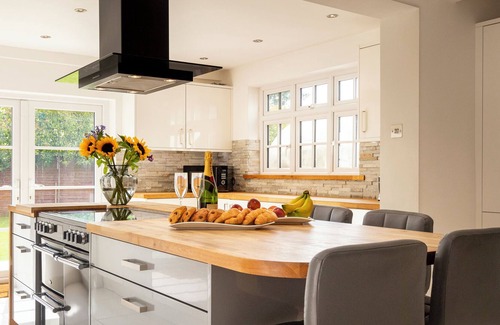 Saltford House | Cosy but big House with hot tub and sauna.