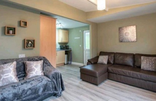 Bont Newydd Cabin | Cosy cabin on a quiet family run site