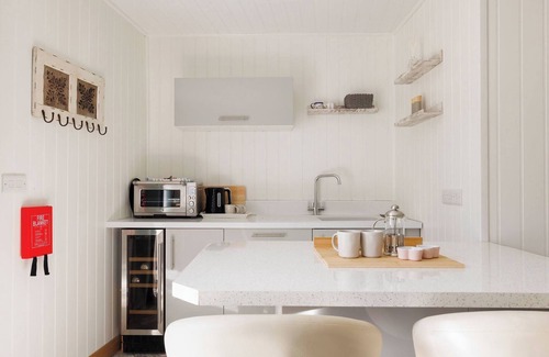 Birdham Cabin | Cosy Cabin Retreat Close to Beaches