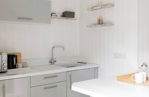 Birdham Cabin | Cosy Cabin Retreat Close to Beaches