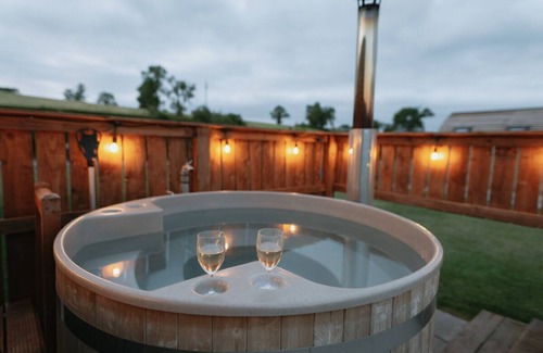 Kirkby Stephen Cabin | Cosy Cabin with Hot Tub near the Yorkshire Dales