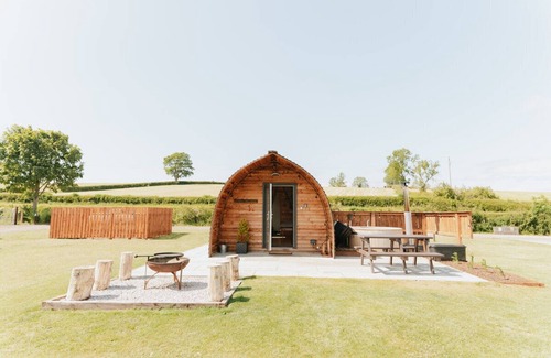 Kirkby Stephen Cabin | Cosy Cabin with Hot Tub near the Yorkshire Dales