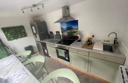 Bircotes Apartment | Cosy cabin with private bathroom