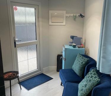 Bircotes Apartment | Cosy cabin with private bathroom