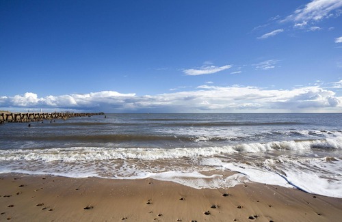 Harwich House | Cosy caravan with free Wi-Fi at Dovercourt Holiday Park ref 44502R