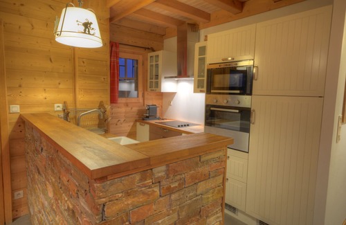 Morillon Ski Chalet | Cosy chalet, 8 bedrooms, 8 showers rooms, access to slopes and shops by foot