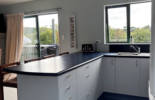 Riversdale House | Cosy Chalet style house filled with original Art and 500m to the beach.