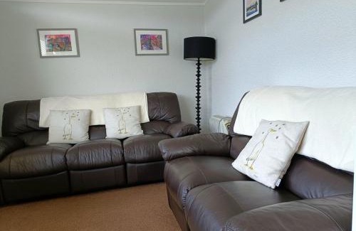 Llanybri Ski Chalet | Cosy Chalet, Seasonal Pool & Play Park Llansteffan