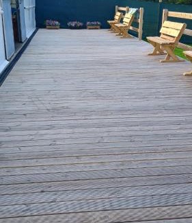 Llanybri Ski Chalet | Cosy Chalet, Seasonal Pool & Play Park Llansteffan