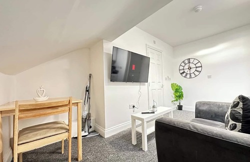 Ilkeston Apartment | Cosy, Charming 2-Bedroom Oasis