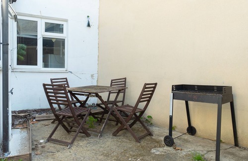 Gillingham House | Cosy City Centre House for Work and Comfort