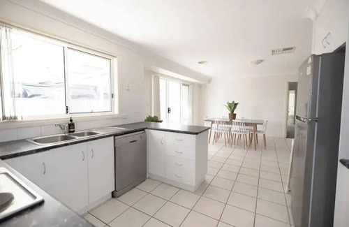 East Wagga Wagga Apartment | Cosy city escape, a short walk to the river!