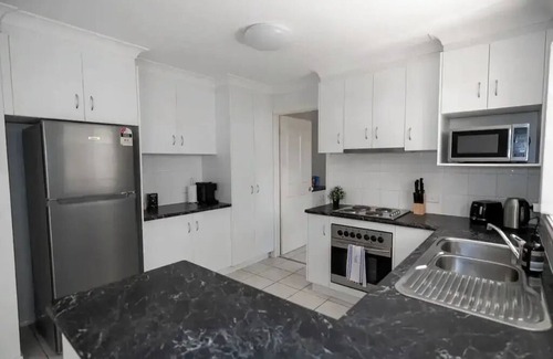 East Wagga Wagga Apartment | Cosy city escape, a short walk to the river!