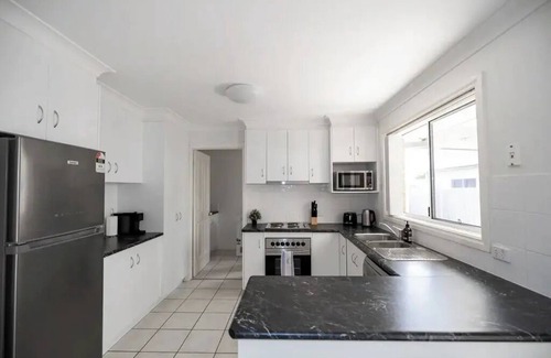 East Wagga Wagga Apartment | Cosy city escape, a short walk to the river!