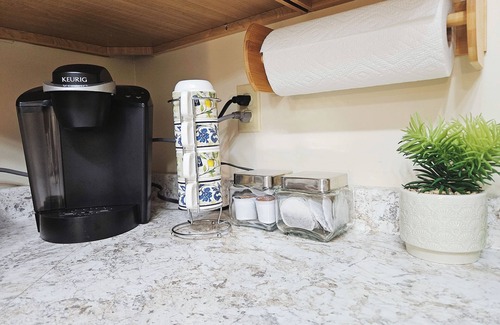 Waterford Valley Apartment | Cosy & Clean, Prime Location, Top Garden. A Relaxing Getaway
