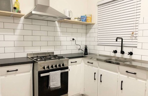Campbelltown Condo | Cosy & comfortable 2 BDRM budget unit. Unlimited Wifi, free parking & air-con. Near shops & bus stop
