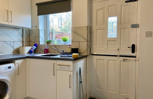 Healey Lane House | Cosy Contractors Retreat in Batley - sleeps 3