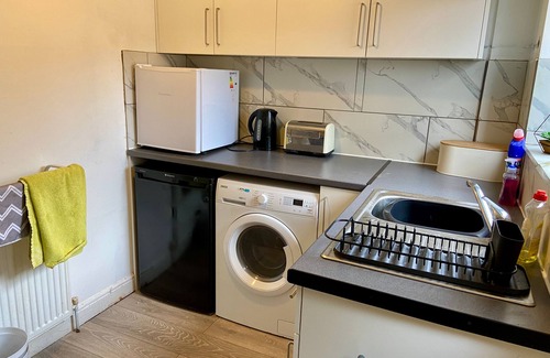 Healey Lane House | Cosy Contractors Retreat in Batley - sleeps 3