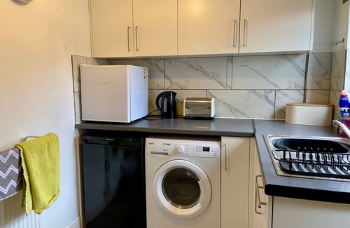 Healey Lane House | Cosy Contractors Retreat in Batley - sleeps 3