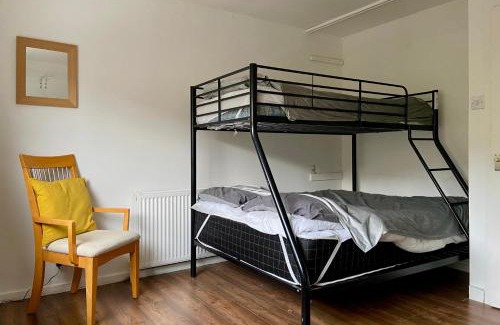 Healey Lane House | Cosy Contractors Retreat in Batley - sleeps 3