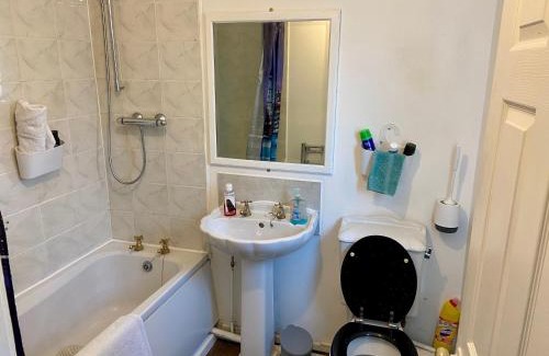 Healey Lane House | Cosy Contractors Retreat in Batley - sleeps 3