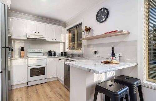 Bletchington House | Cosy & Convenient - Firepit & Pet Friendly
