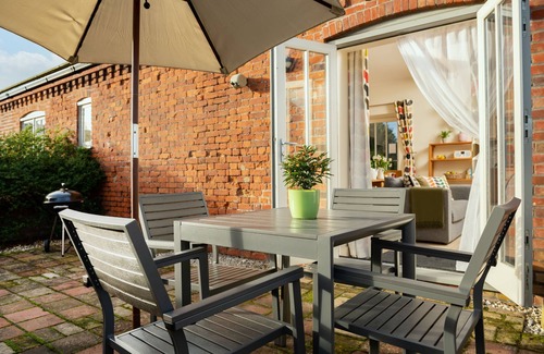 Sculthorpe Cottage | Cosy converted barn, luxury indoor heated pool tennis courts and close to north Norfolk beaches.