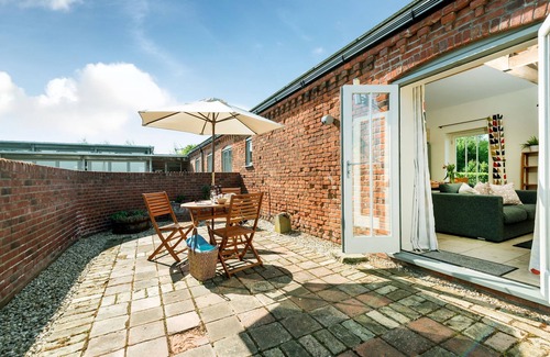 Sculthorpe Cottage | Cosy converted barn, luxury indoor heated pool tennis courts and close to north Norfolk beaches.