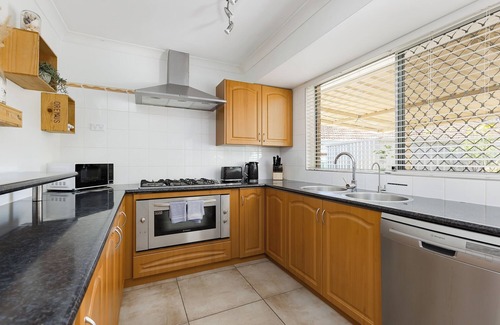 Hamilton Hill House | Cosy Corner Retreat by SwanBnB Management - close to Fremantle