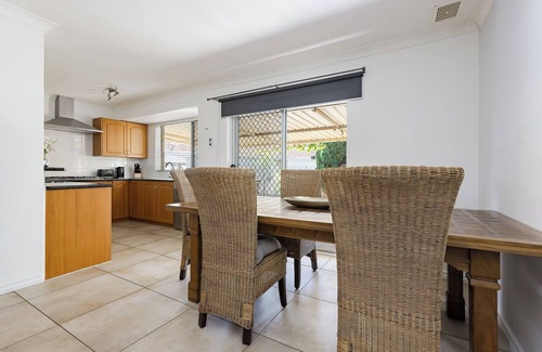 Hamilton Hill House | Cosy Corner Retreat by SwanBnB Management - close to Fremantle