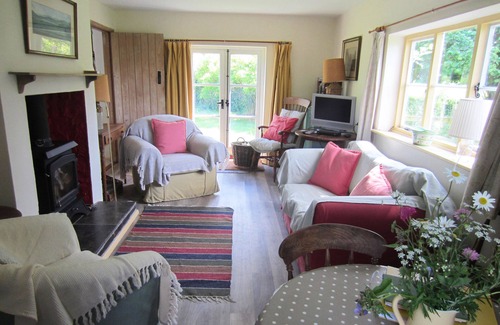 Mangotsfield Cottage | Cosy Cotswold Cottage Hidden Away in an Orchard.