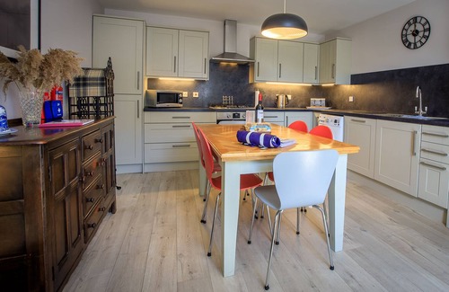 Nairn Cottage | Cosy Cottage 2 minutes from the Beach! Free Parking. Pets welcome.