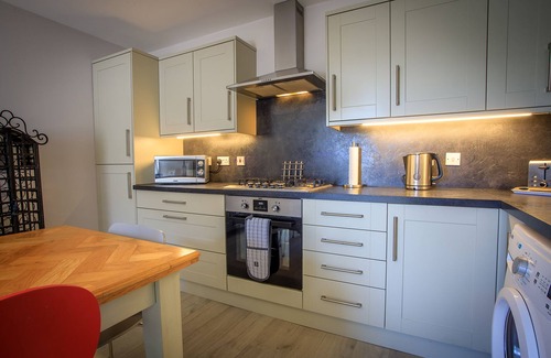 Nairn Cottage | Cosy Cottage 2 minutes from the Beach! Free Parking. Pets welcome.
