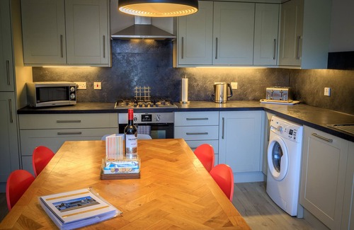 Nairn Cottage | Cosy Cottage 2 minutes from the Beach! Free Parking. Pets welcome.