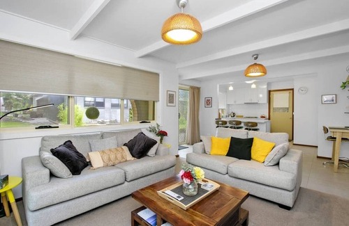 Korumburra Apartment | Cosy Cottage 2BR Apartment with Private Outdoor Areas