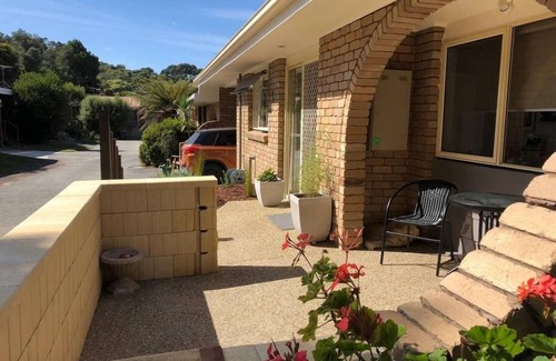 Korumburra Apartment | Cosy Cottage 2BR Apartment with Private Outdoor Areas