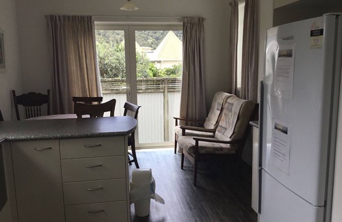 Waiwera Cottage | Cosy cottage by the beach
