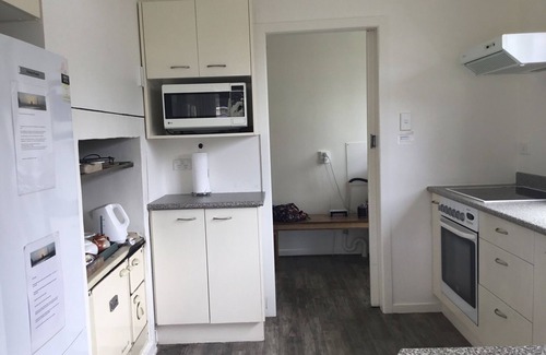 Waiwera Cottage | Cosy cottage by the beach