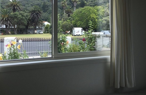 Waiwera Cottage | Cosy cottage by the beach