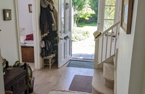 Cowes Cottage | Cosy Cottage by the Sea (1x BIG Master Double Bedroom)