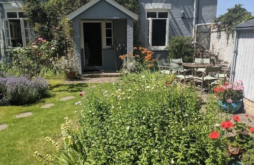 Cowes Cottage | Cosy Cottage by the Sea (1x BIG Master Double Bedroom)