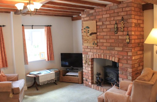 Quedgeley Cottage | Cosy cottage with Wi Fi close to Stratford on Avon and the Cotswolds